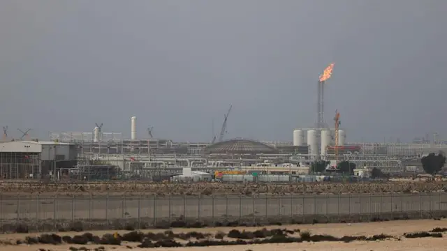 برميل النفط يتجاوز 110 دولاراً وخام دبي الأعلى في العقود الآجلة