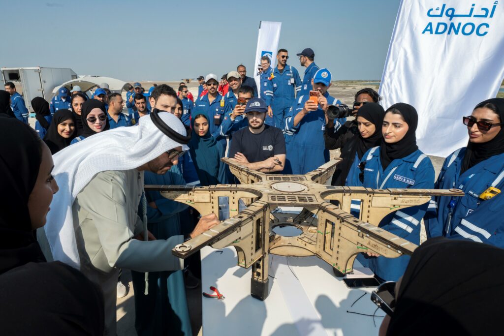 سلطان أحمد الجابر، يزرع شجرة القرم رقم 5 مليون ضمن جهود “أدنوك” للحفاظ على التنوع البيولوجي