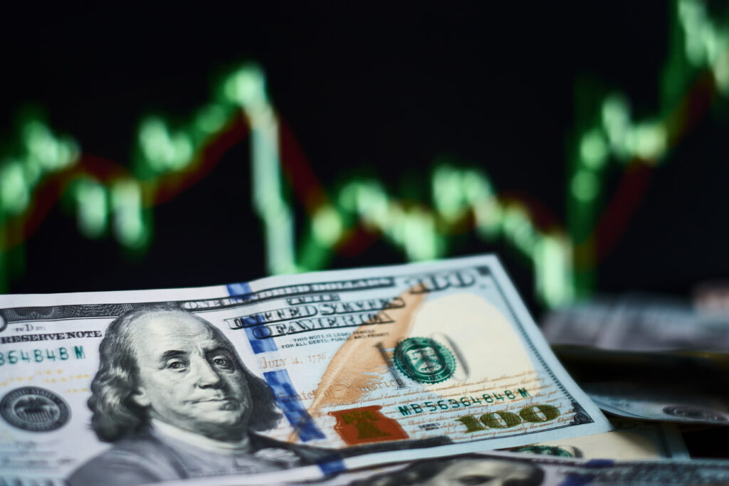 سطوة “بترو-دولار الغاز”: كيف حولت أزمة الطاقة العالمية الدولار إلى ملاذ لا يقهر؟